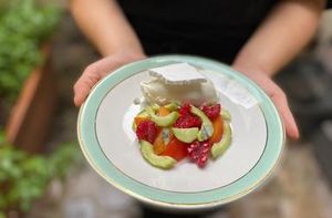 Yaourt glacé, concombre poché au sirop de verveine, framboise, abricot et verveine cristallisée