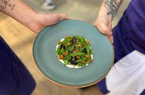 Haricots verts, pickles de mûres, crème de raifort et verveine