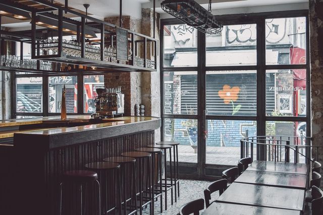 L'agent brit et la hollandaise en majesté