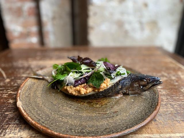 Maquereau rôti en portefeuille, sauce satay et salade d’herbes fraîches