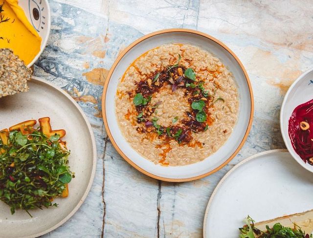 Tables vertueuses, comptoirs engagés, nourritures politiques : nos prévisions (g)astrologiques !