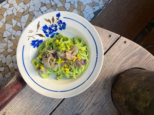 Spaghettis au pesto d’herbes fraîches, pleurotes et fleur de pak-choï