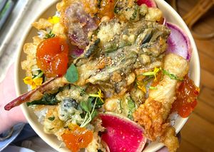 Bol de riz, hot kumquats et tempura crispy