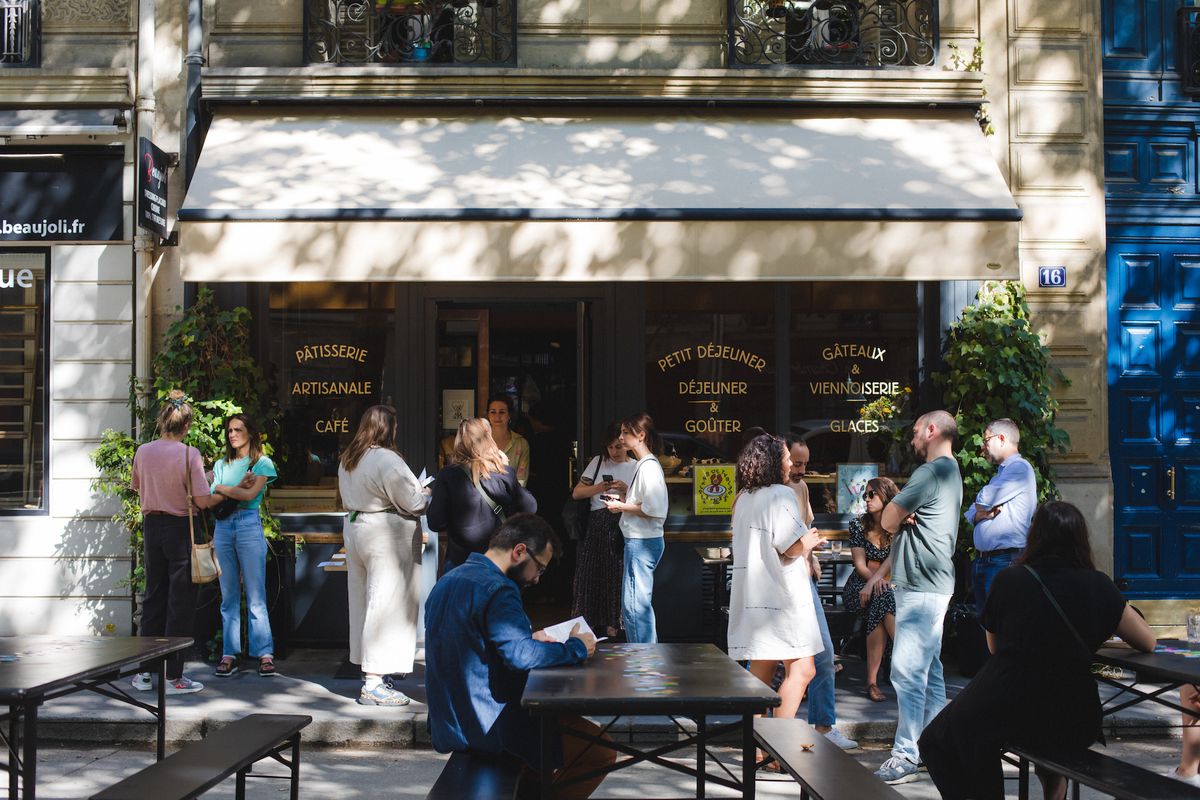 Tapisserie rive gauche, où l'enregistrement de Plans de Tables a eu lieu – pâtisserie en sus !