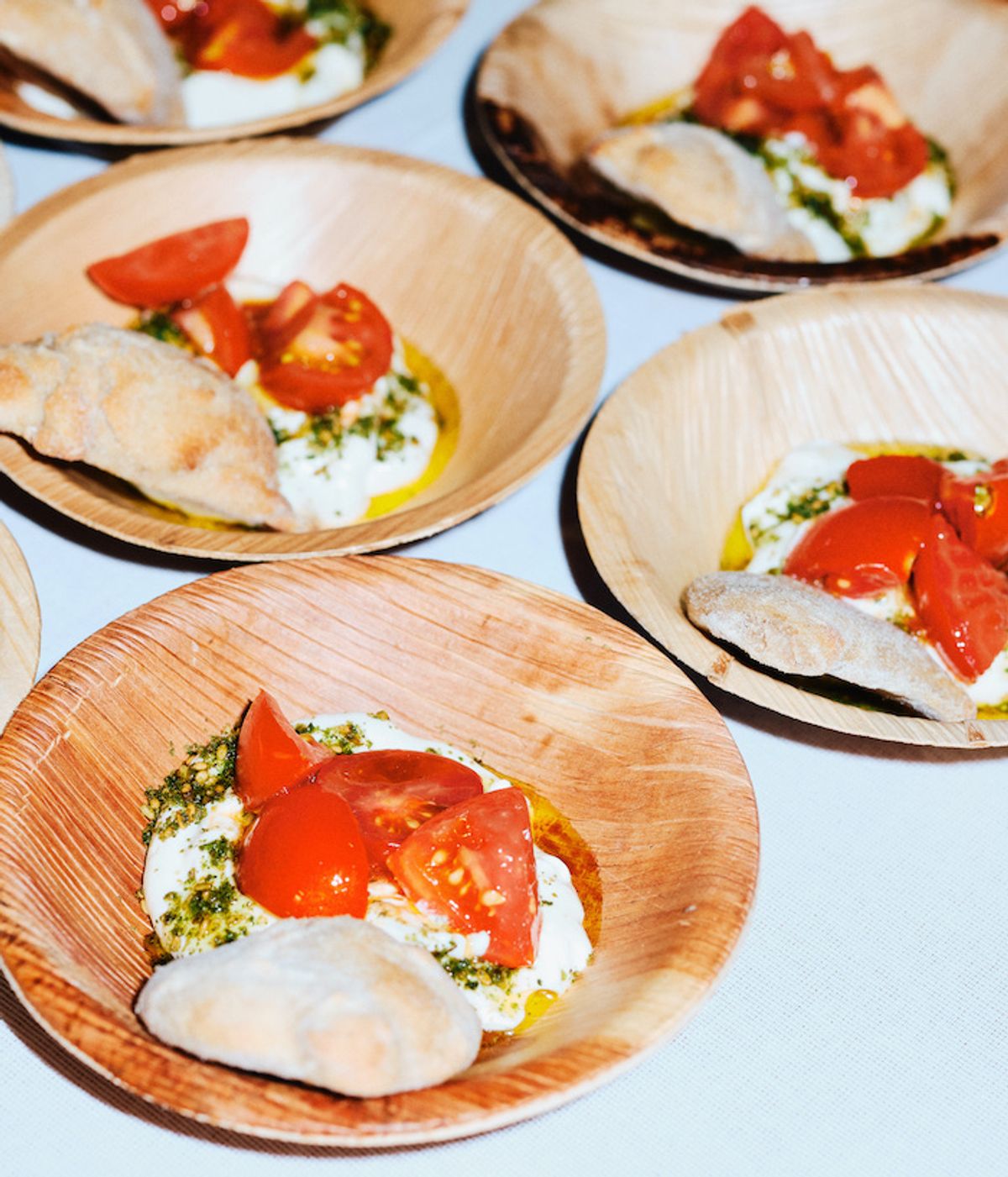 Combo pita, labné, tomates et zaatar, ou le câlin de fin d’été signé Omar Koreitem