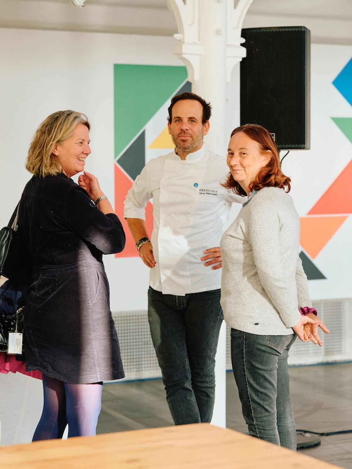 Greg Marchand bien entouré par Pascale, héroïne du film Sur le bout de la langue, et sa BFF Annaïg