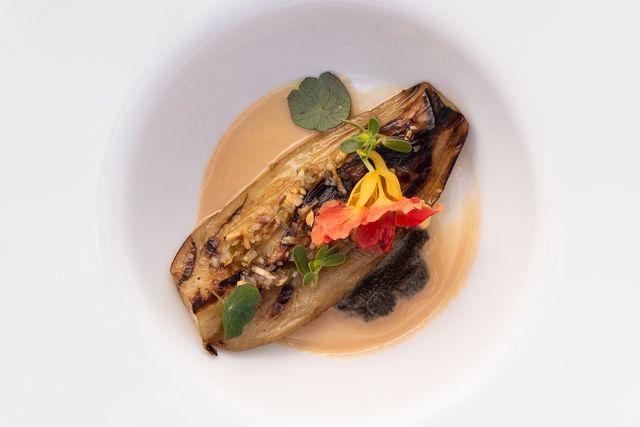 Aubergines braisées, miso, pralin de sésame noir et vierge de wakamé