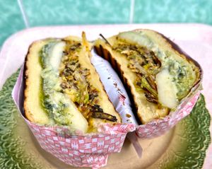 Sandwich aux poireaux rôtis, poire et roquefort