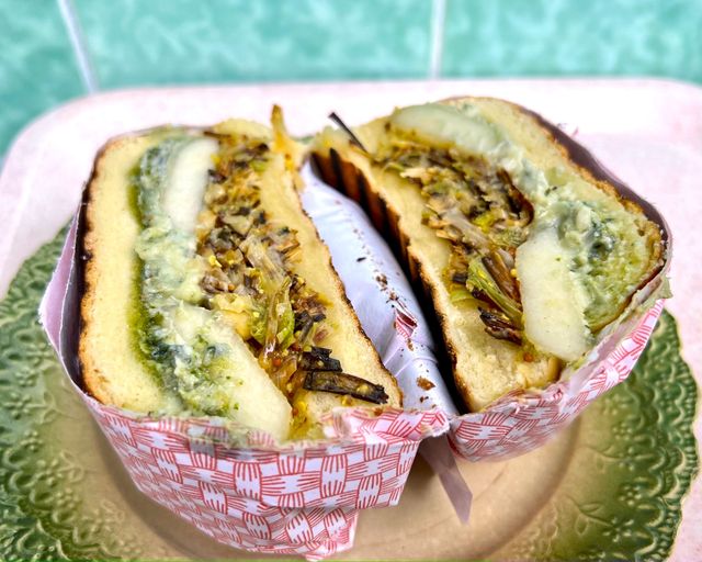 Sandwich aux poireaux rôtis, poire et roquefort