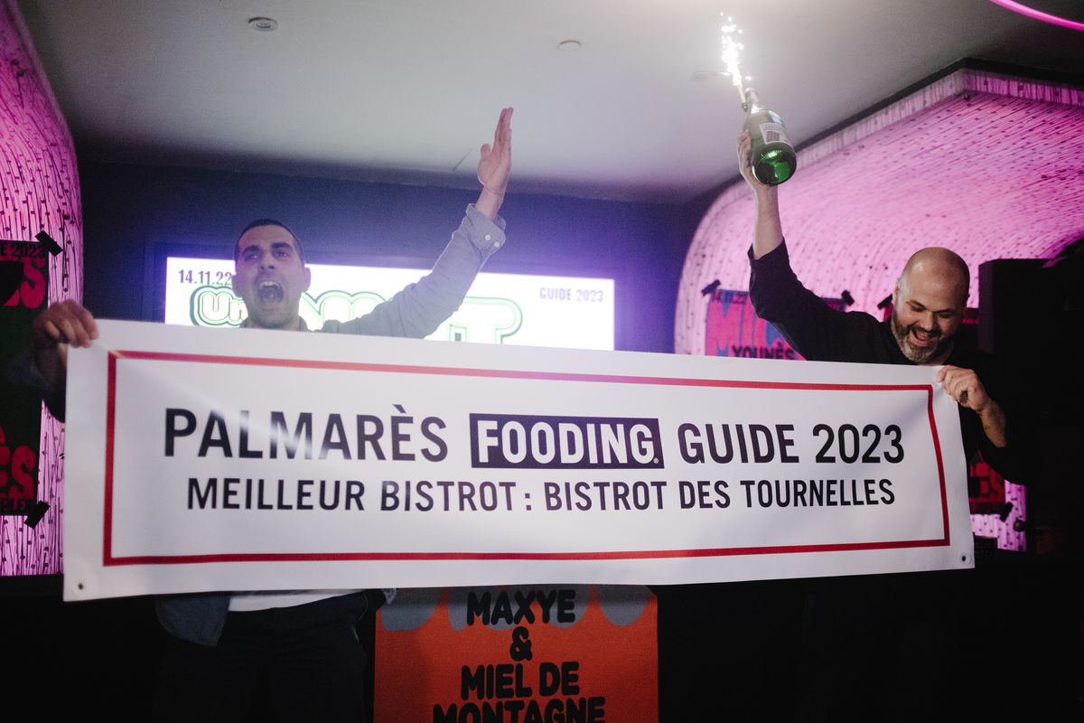 Édouard Vermynck et Geoffroy Langella du Bistrot des Tournelles on fire pour recevoir le prix du meilleur bistrot 2023