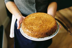 Cake salé vapeur à la poitrine de cochon fumée, oignons et comté