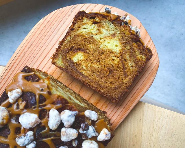 Cake marbré au caramel beurre salé et noix cristallisées