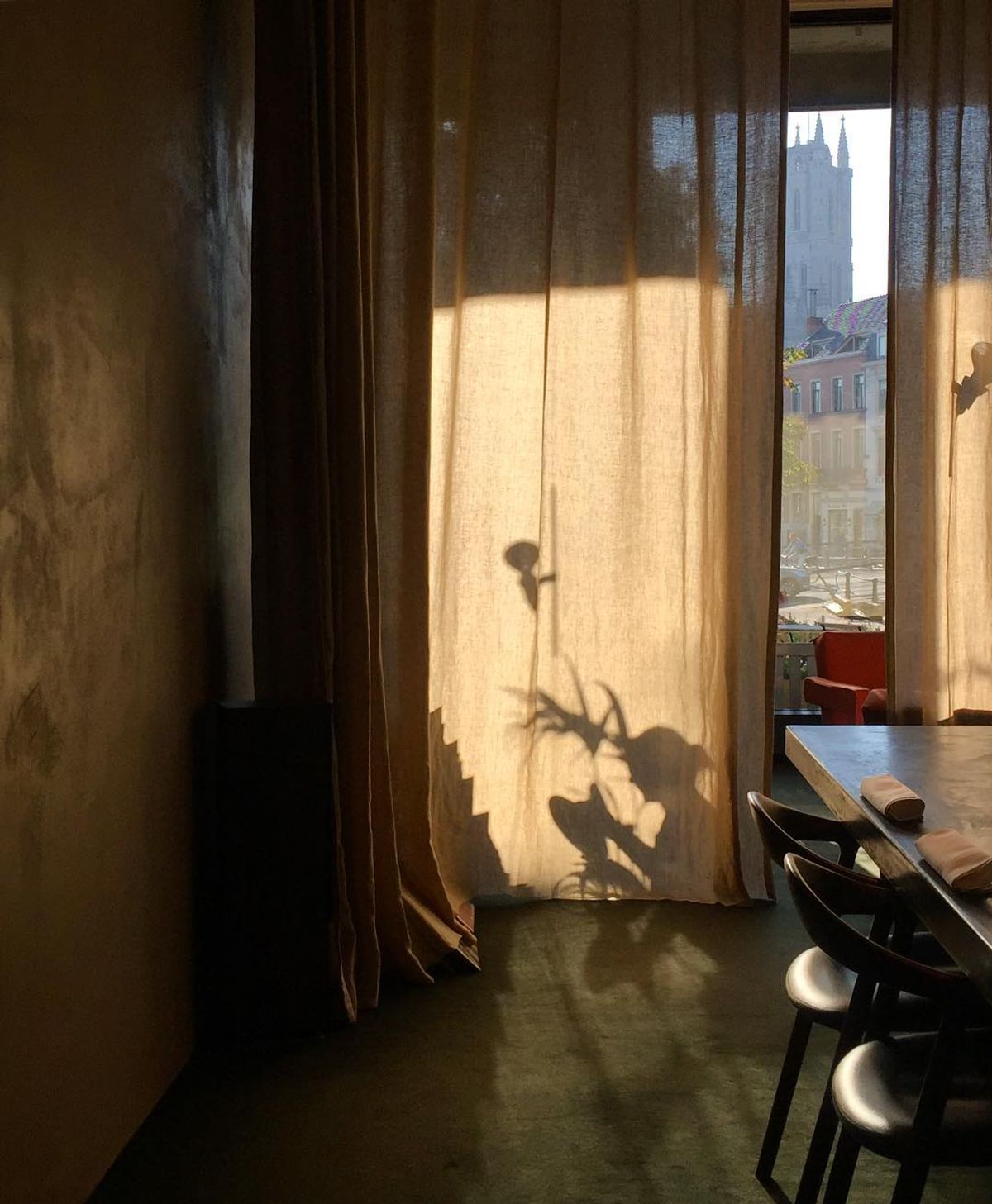 Kobe Desramaults change un vinyle 