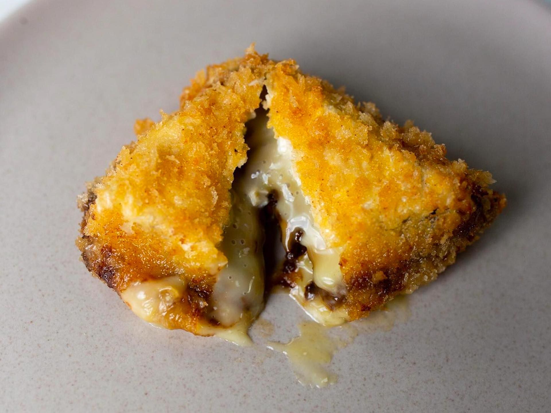 Camembert frit à l'ail noir chez Haikara