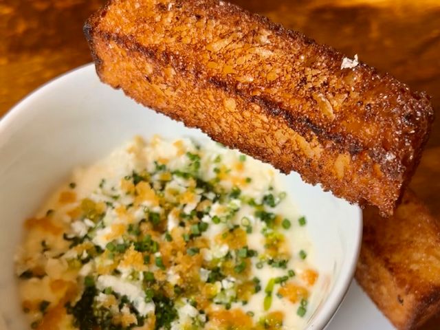 Œuf cocotte, crème de chou-fleur et poutargue