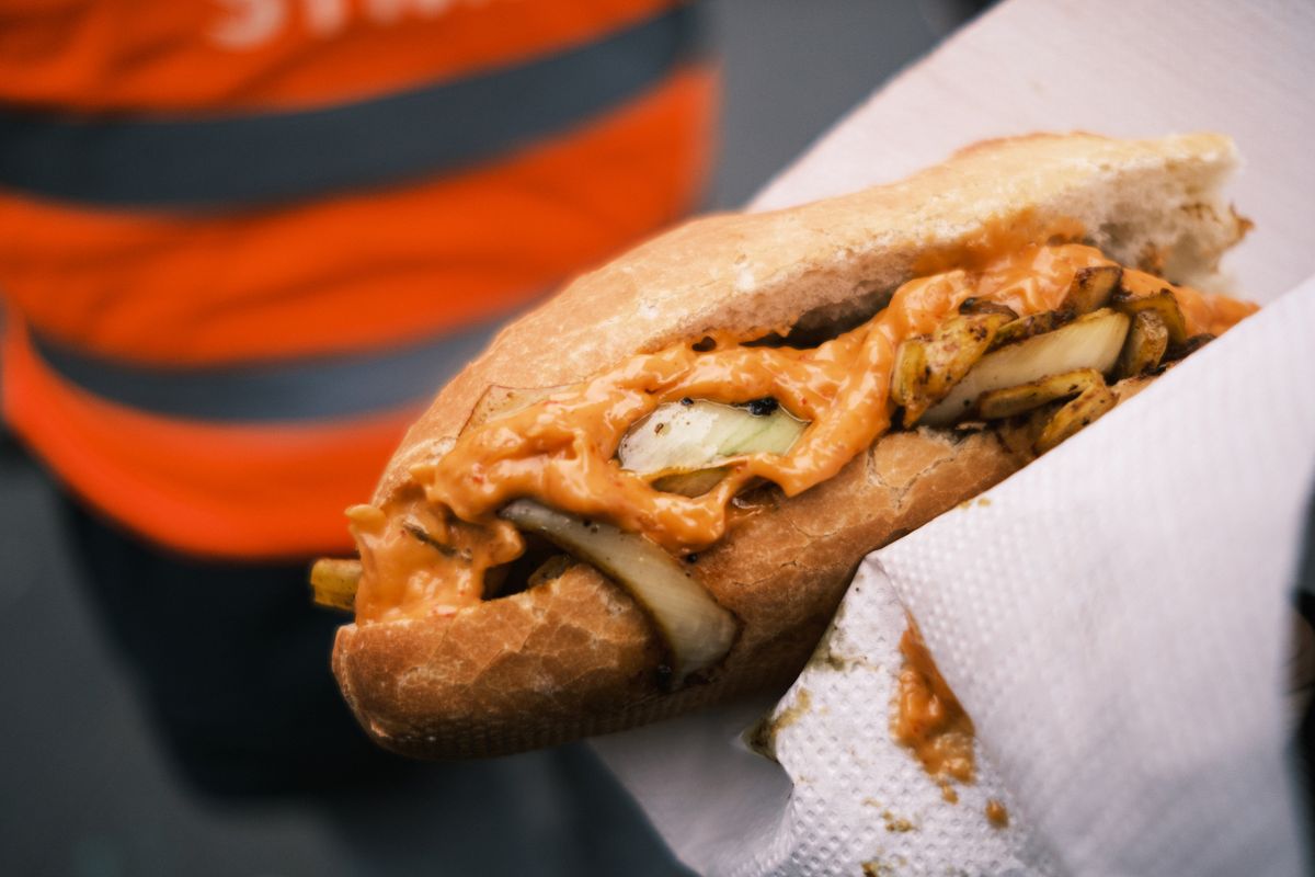 6 balles le pain-saucisse, un snack parfait pour les cheminots et autres syndiqué·e·s présent·e·s.