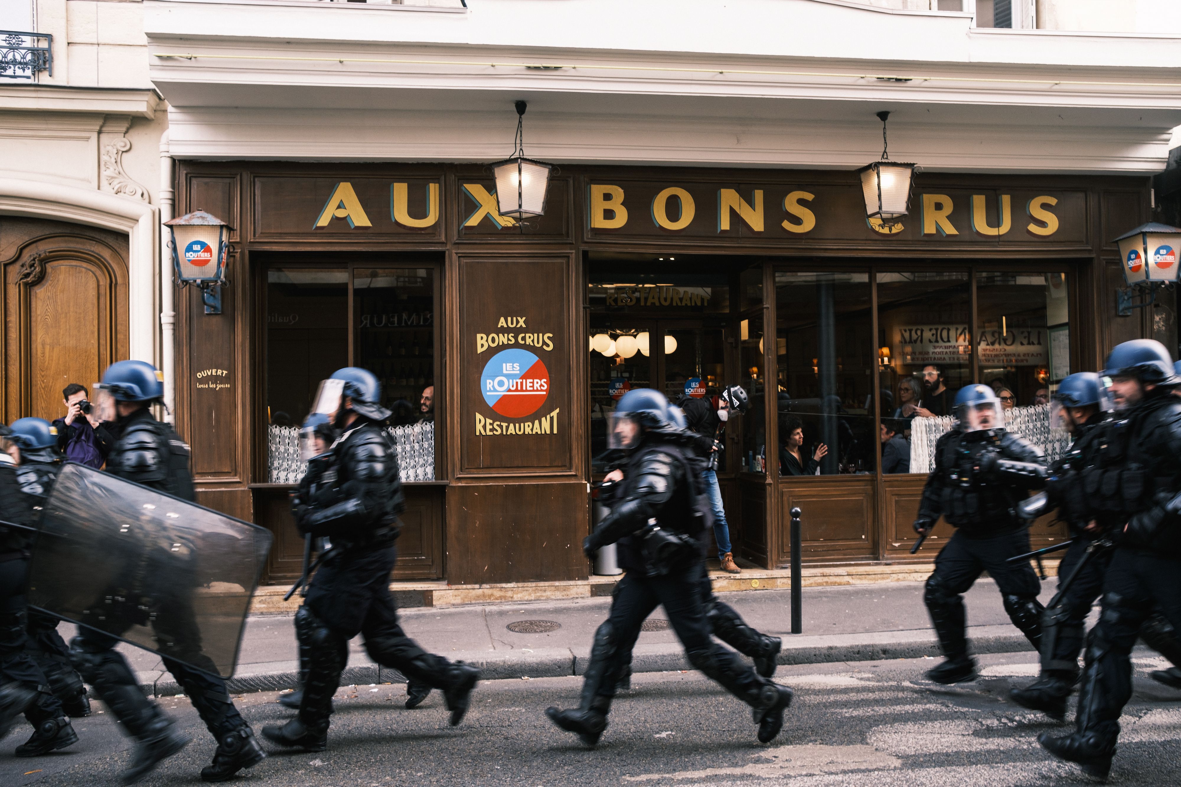 Une charge de la police devant des déjeuneur·se·s médusé·e·s, lors de la manifestation du 11 février 2023.