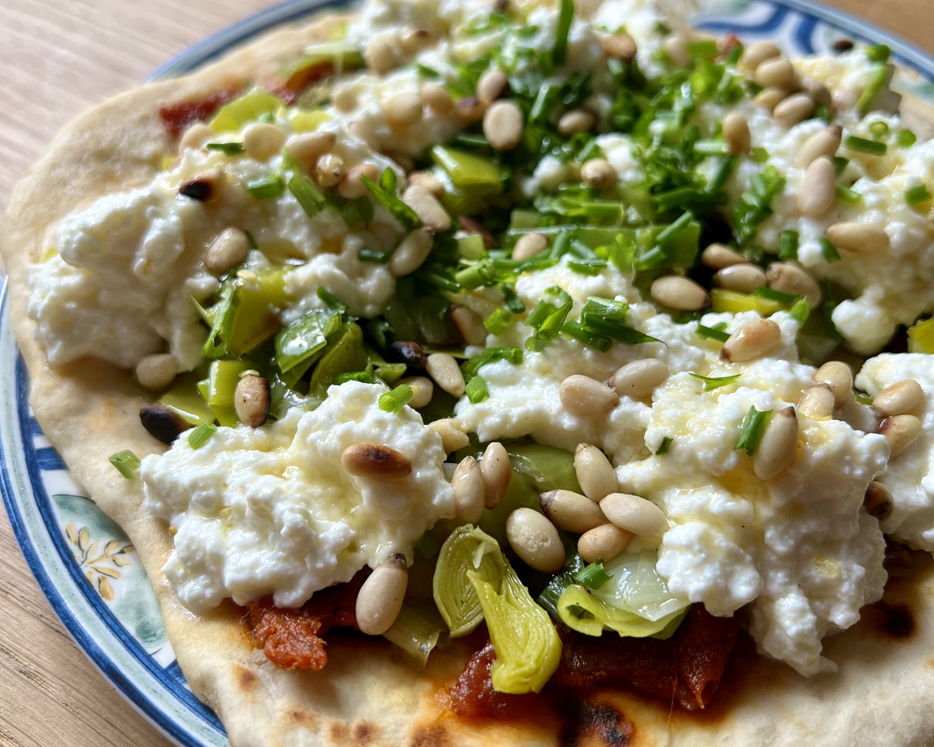 Recipe Naan soubressade, poireau, ricotta, miel ail-piment et herbes fraîches -  - Fooding ®