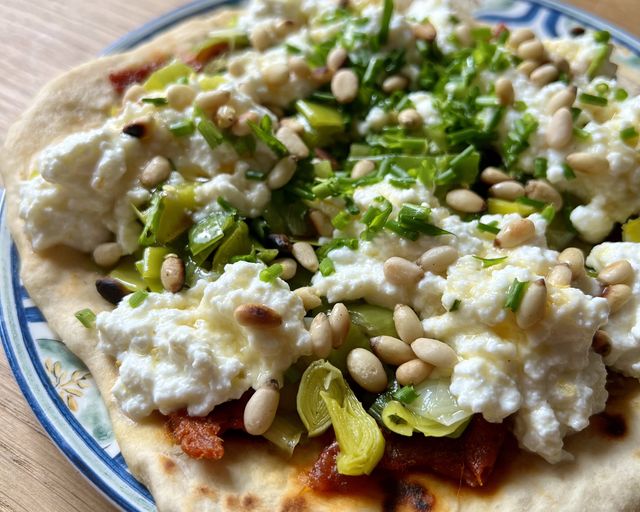 Naan soubressade, poireau, ricotta, miel ail-piment et herbes fraîches