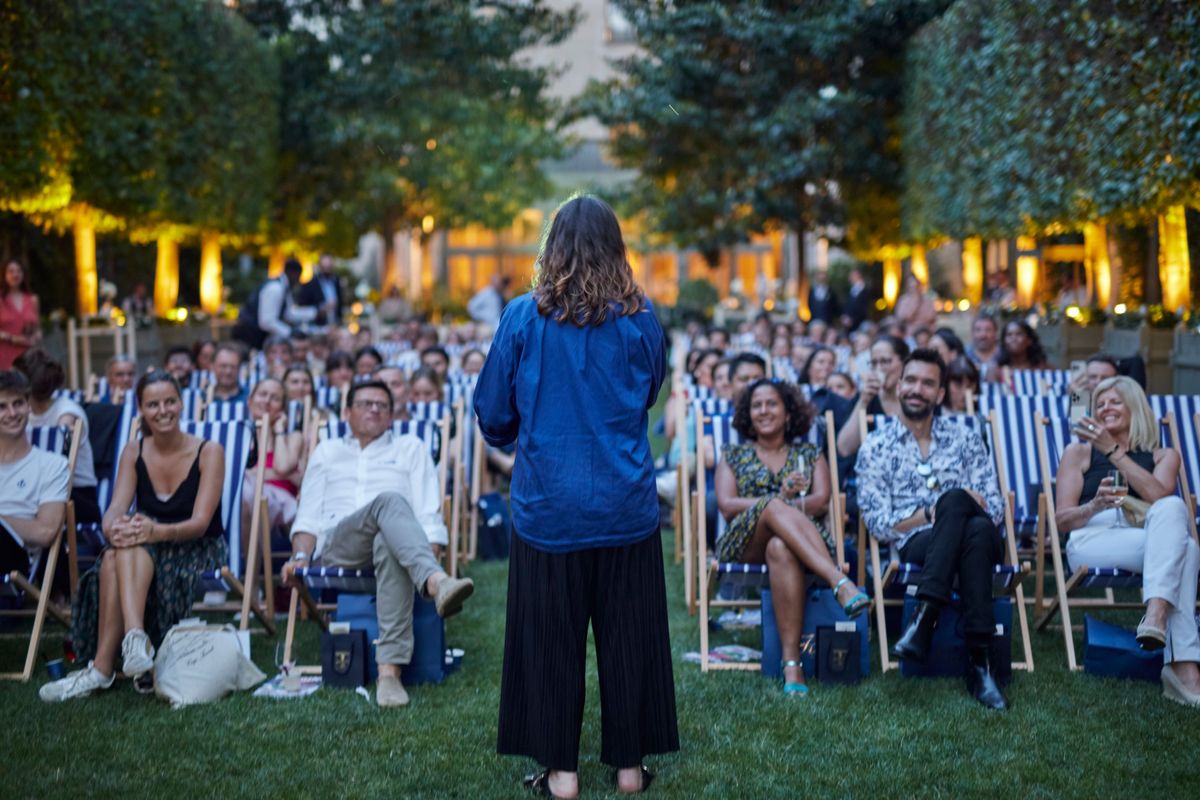 Elisabeth Debourse présentant le film Le livre des solutions de Michel Gondry 
