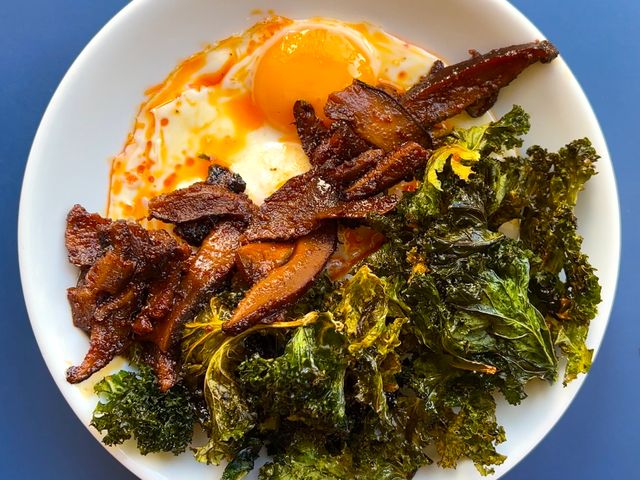 Œuf au plat, yaourt à l’ail et huile au paprika