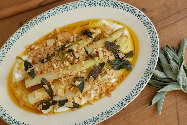 Asperges vapeur, sauce au yaourt et fatteh