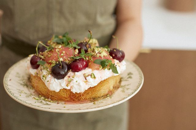 Tarte d’osmaliyeh, crème ashta et pêches au verjus