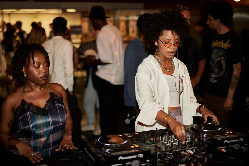 Au régal des oreilles : 6 playlists et leurs spots pour fêter la musique