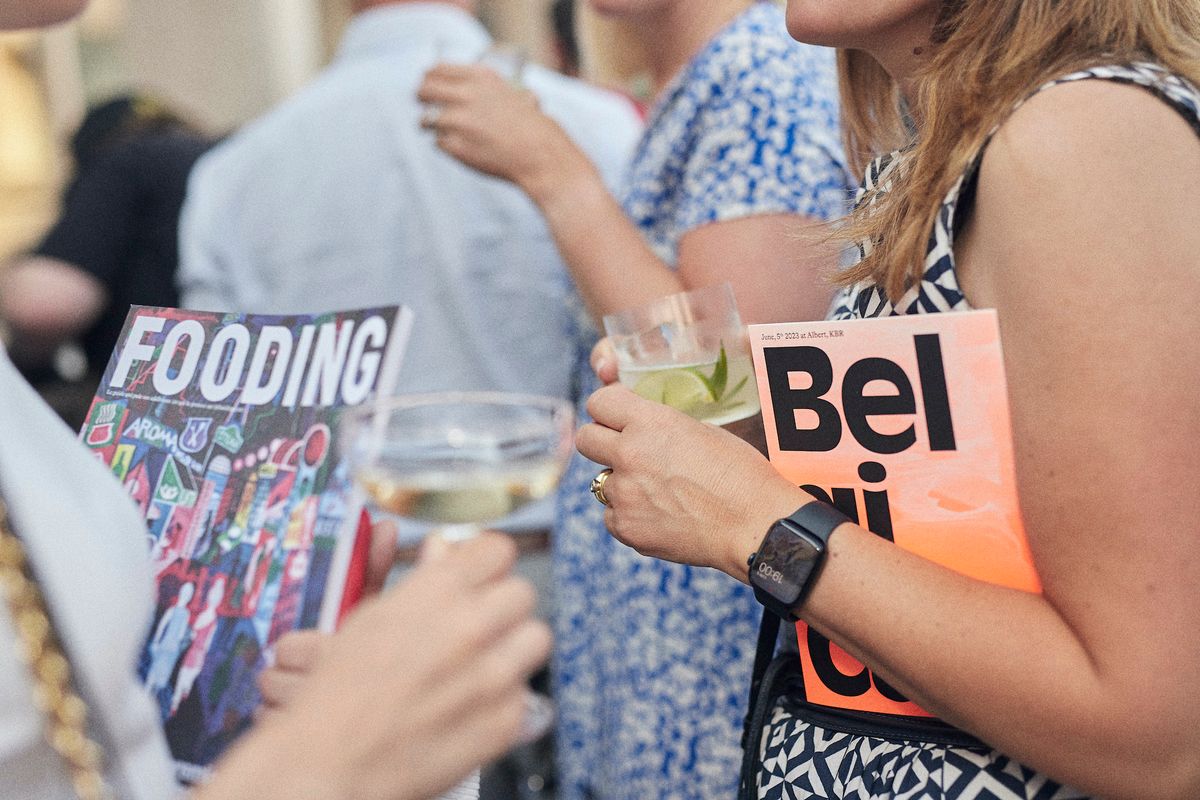 Tenue correcte exigée : un menu sous le bras, un guide en main !