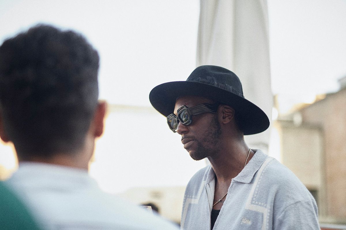 Le rappeur Baloji en pleine discussion