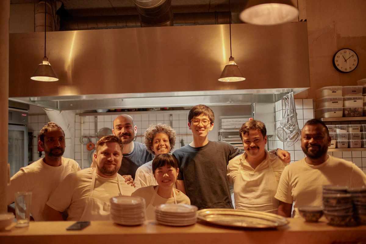 Seize mains pour le meilleur des festins.