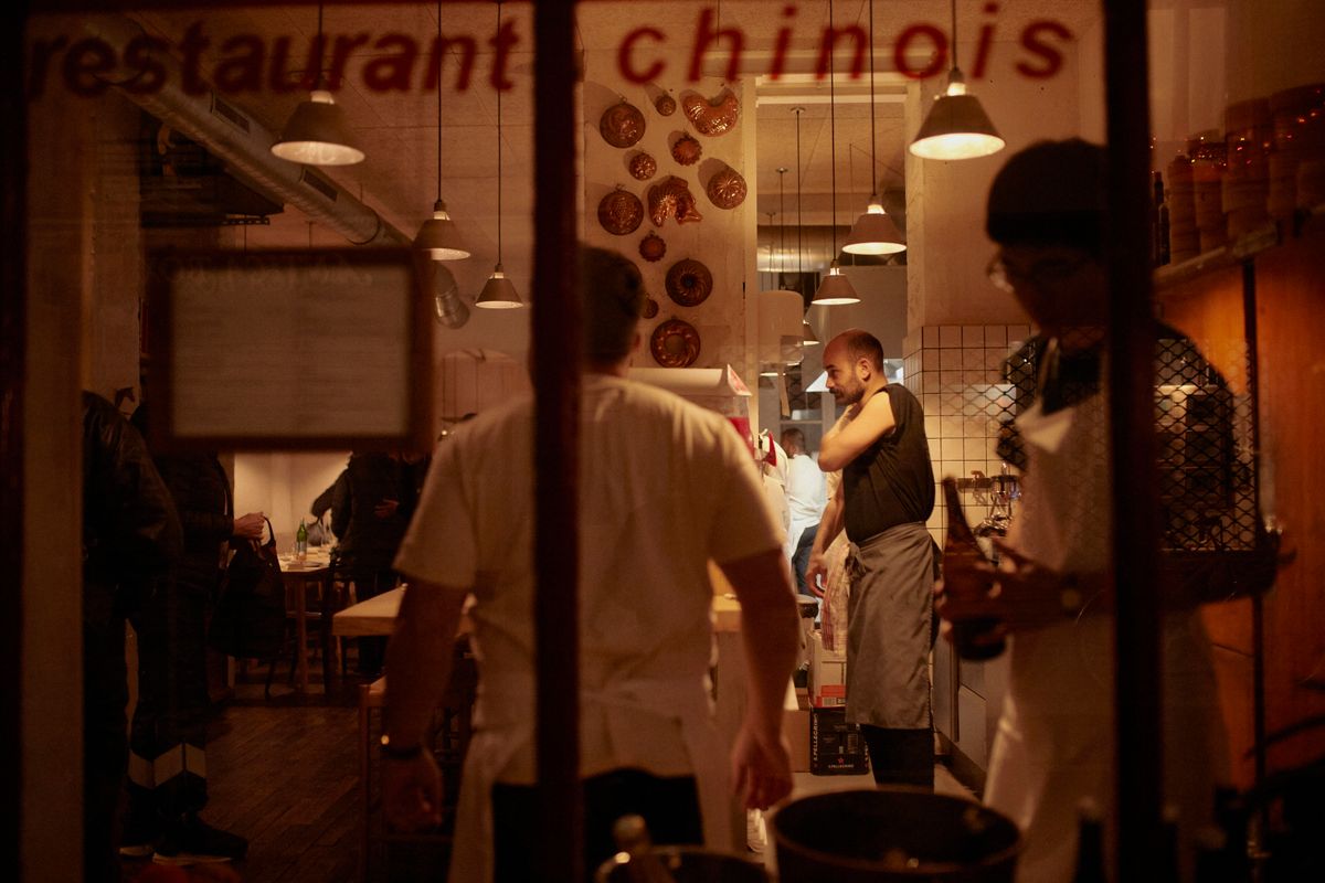 Ça se retrousse les manches au comptoir.