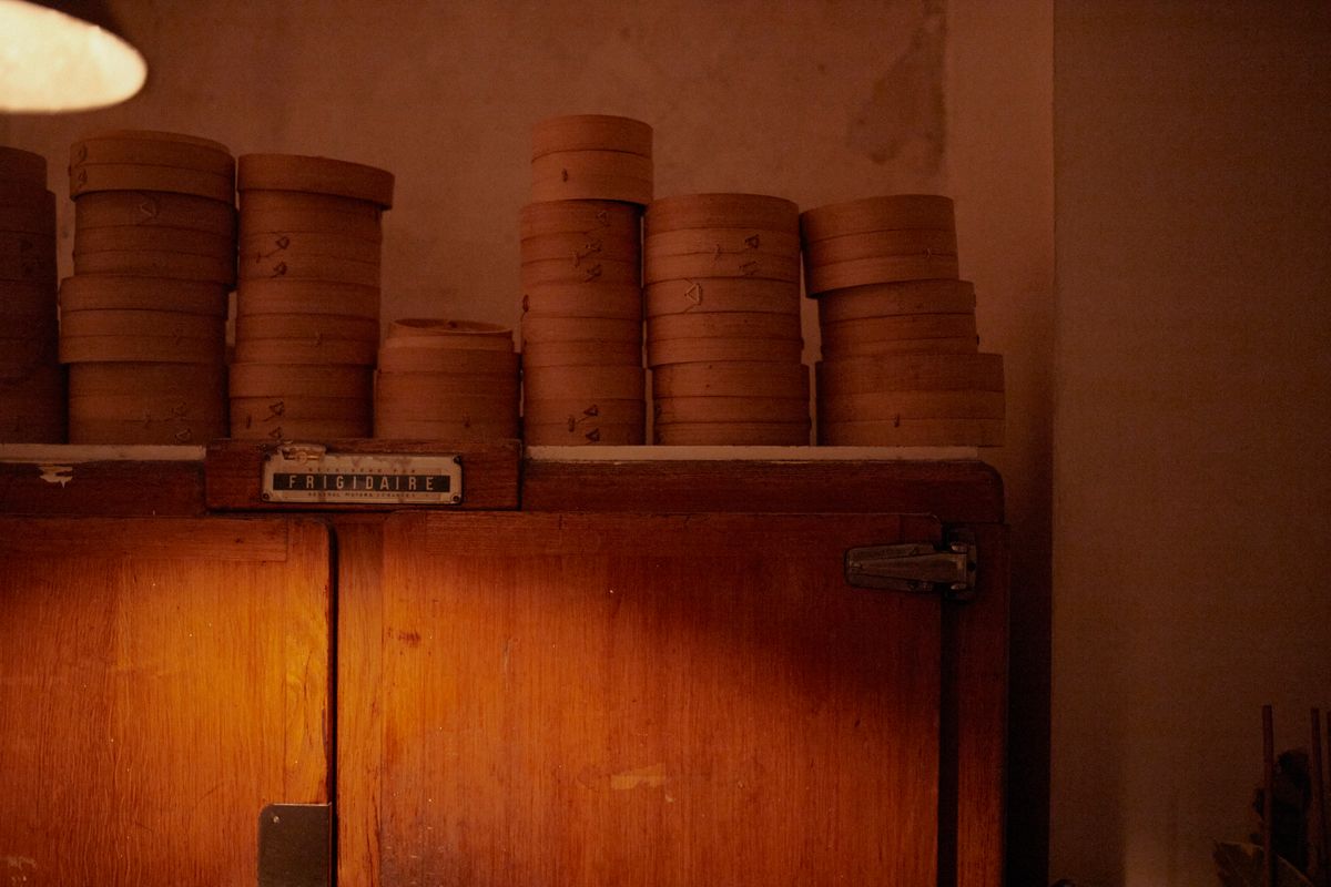 Des boîtes à bao empilées sur un... frigidaire ?  