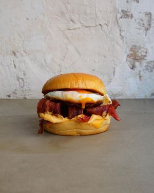 Egg bun au bacon, cheddar et mayo sriracha