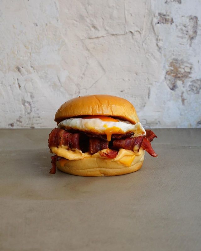 Egg bun au bacon, cheddar et mayo sriracha