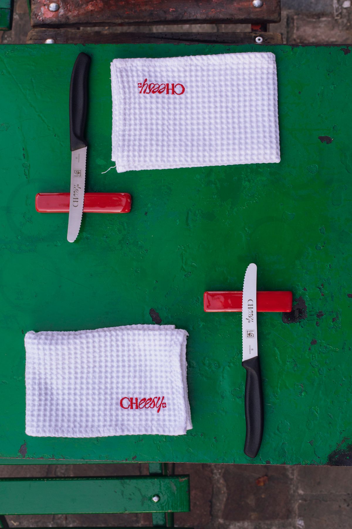 Les couteaux en inox Victorinox pour ouvrir le ventre de la bête, avec des porte-couverts Terres de Rêves en céramique et aux couleurs de la Suisse. 