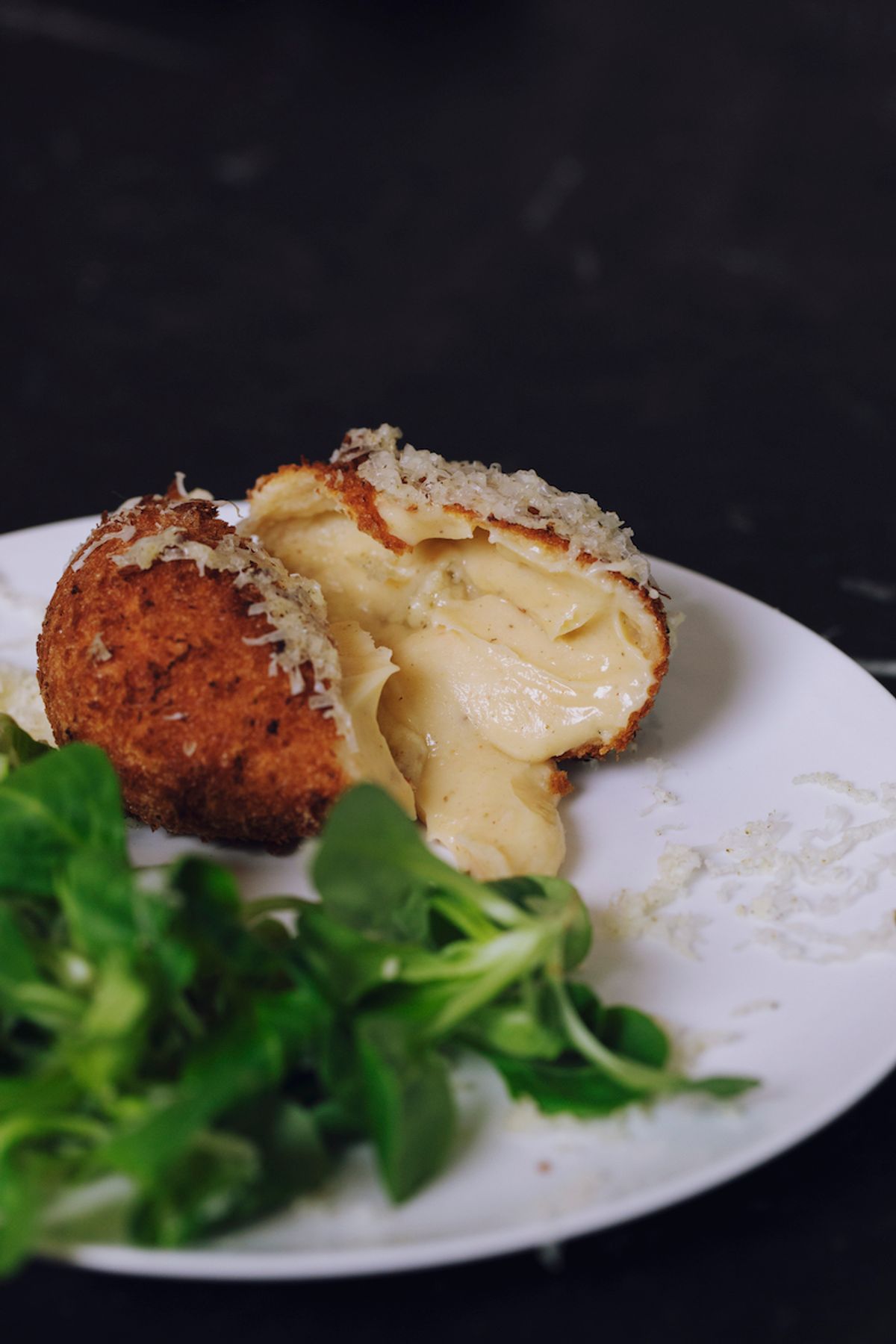 La croquette au Zirbenkönigin, concoctée par la cheffe Victor Avonds et la fromagerie Van Tricht.
