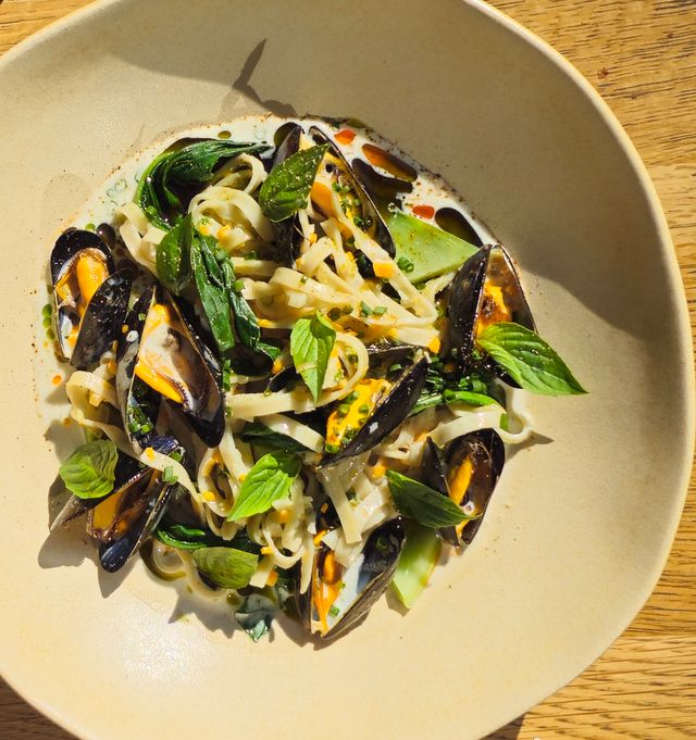 Nouilles aux moules de bouchot, coco et curry vert