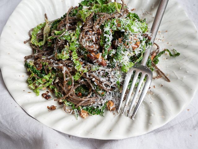 Pâtes au sarrasin, chou frisé et noix