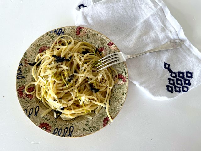 Spaghettis au citron et à la sauge crousti