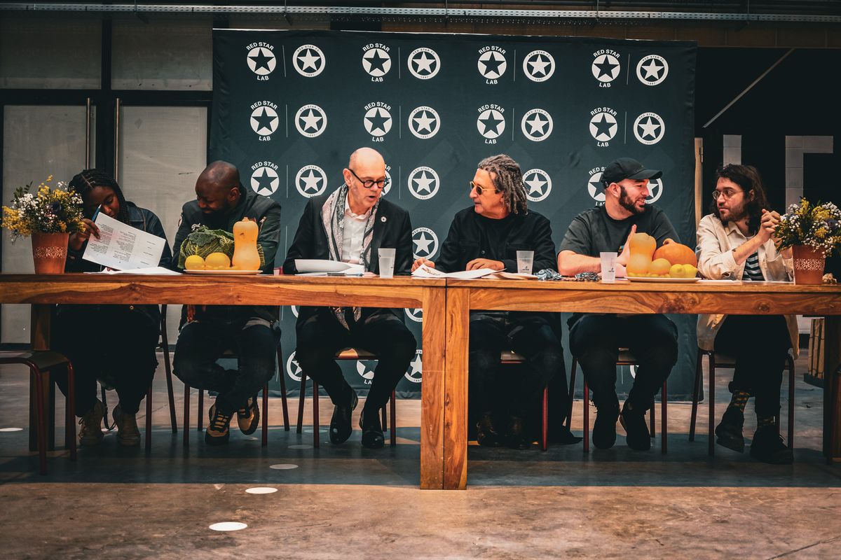 Une brochette de jurés en plein délibéré.