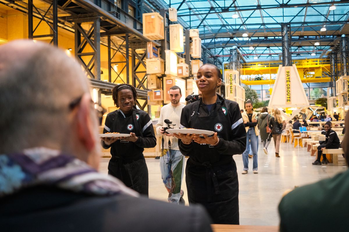 Présentation en duo de la paella 2.0.