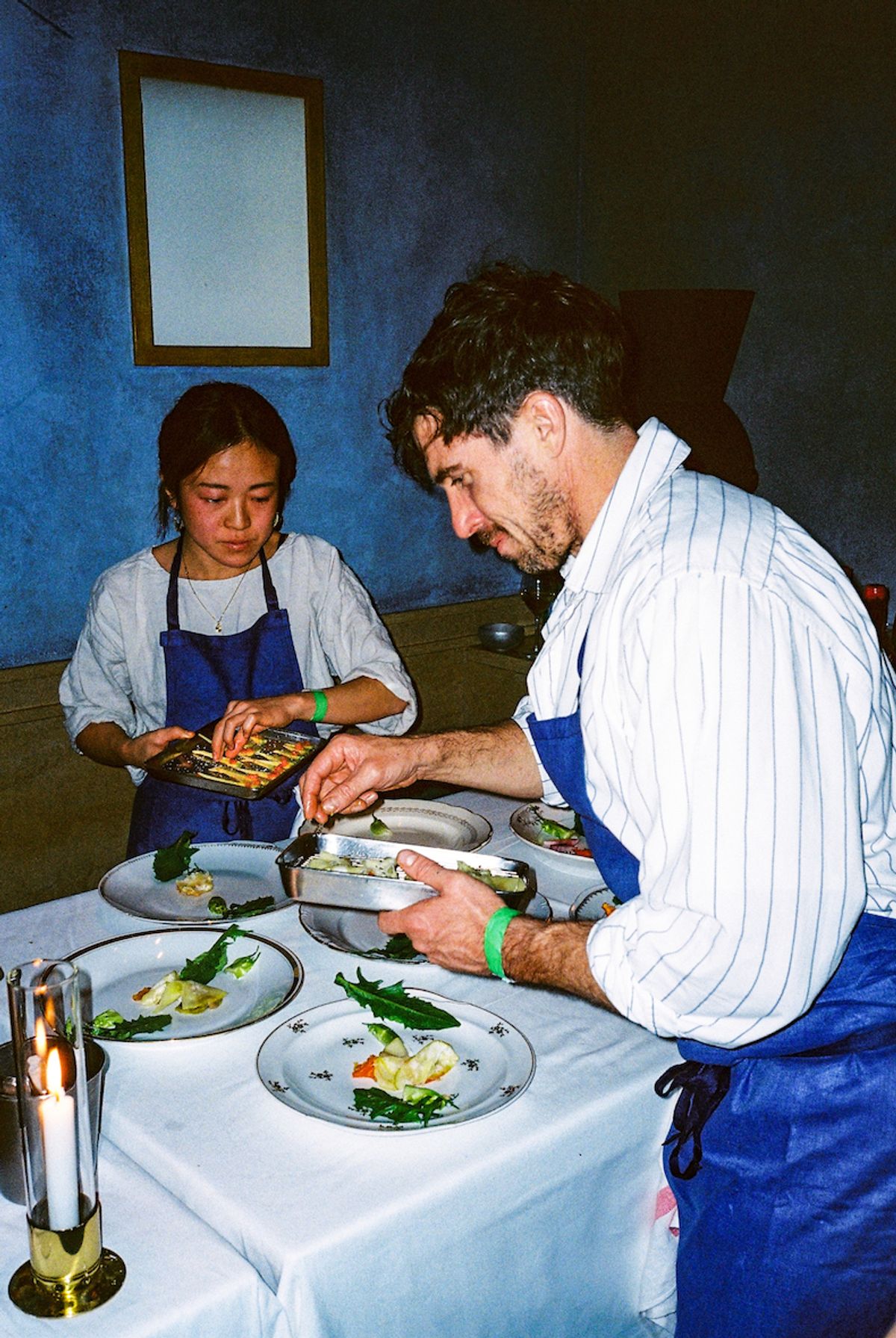 Dressage minute à la lueur des bougies pour les cuistots-fermiers du Doyenné. 