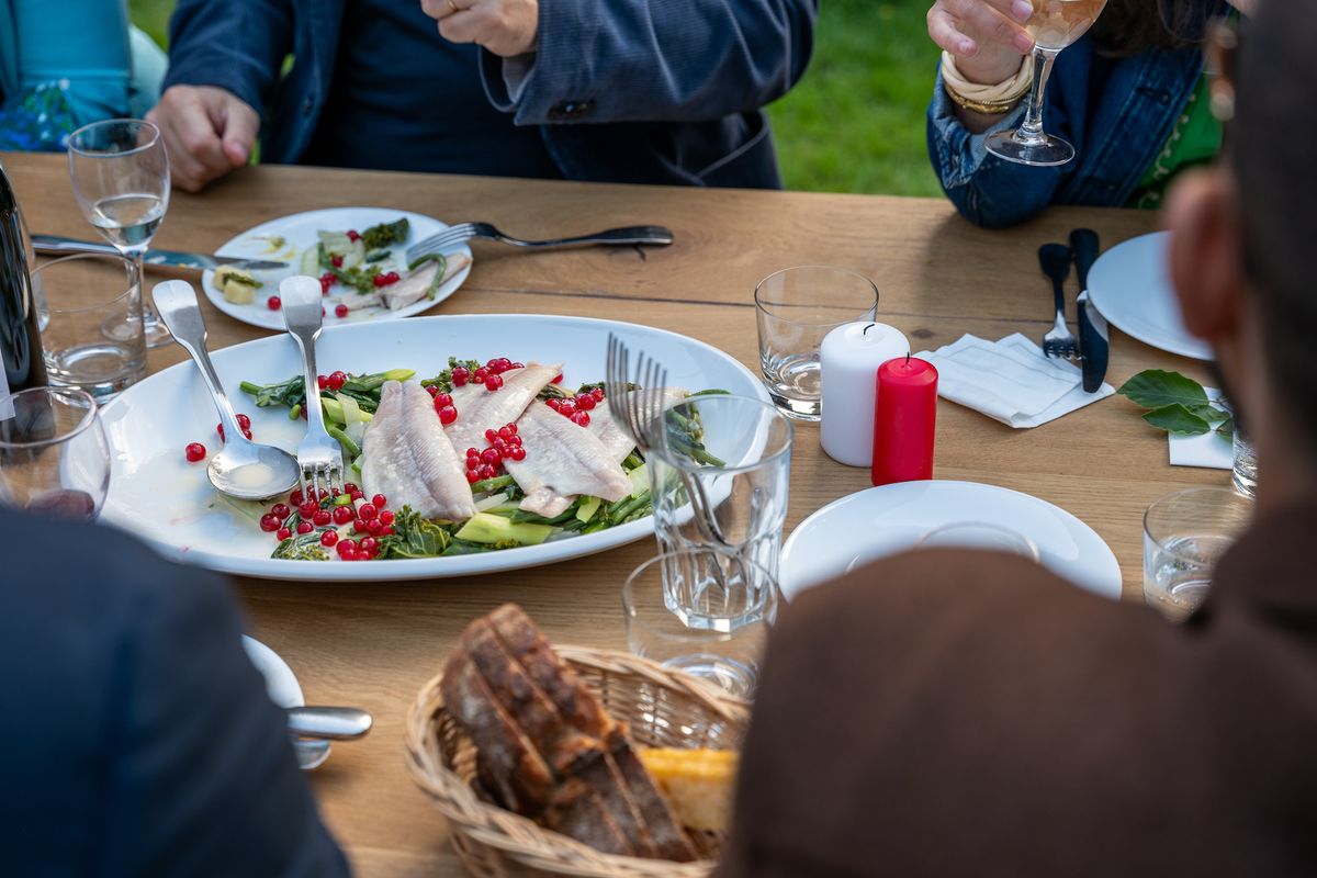 Les filets de truite fumés au beurre monté et légumes d’été, à bécoter sans faim.