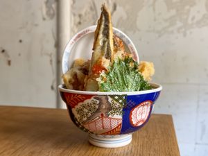 Dorade en tempura, aubergine et champignons