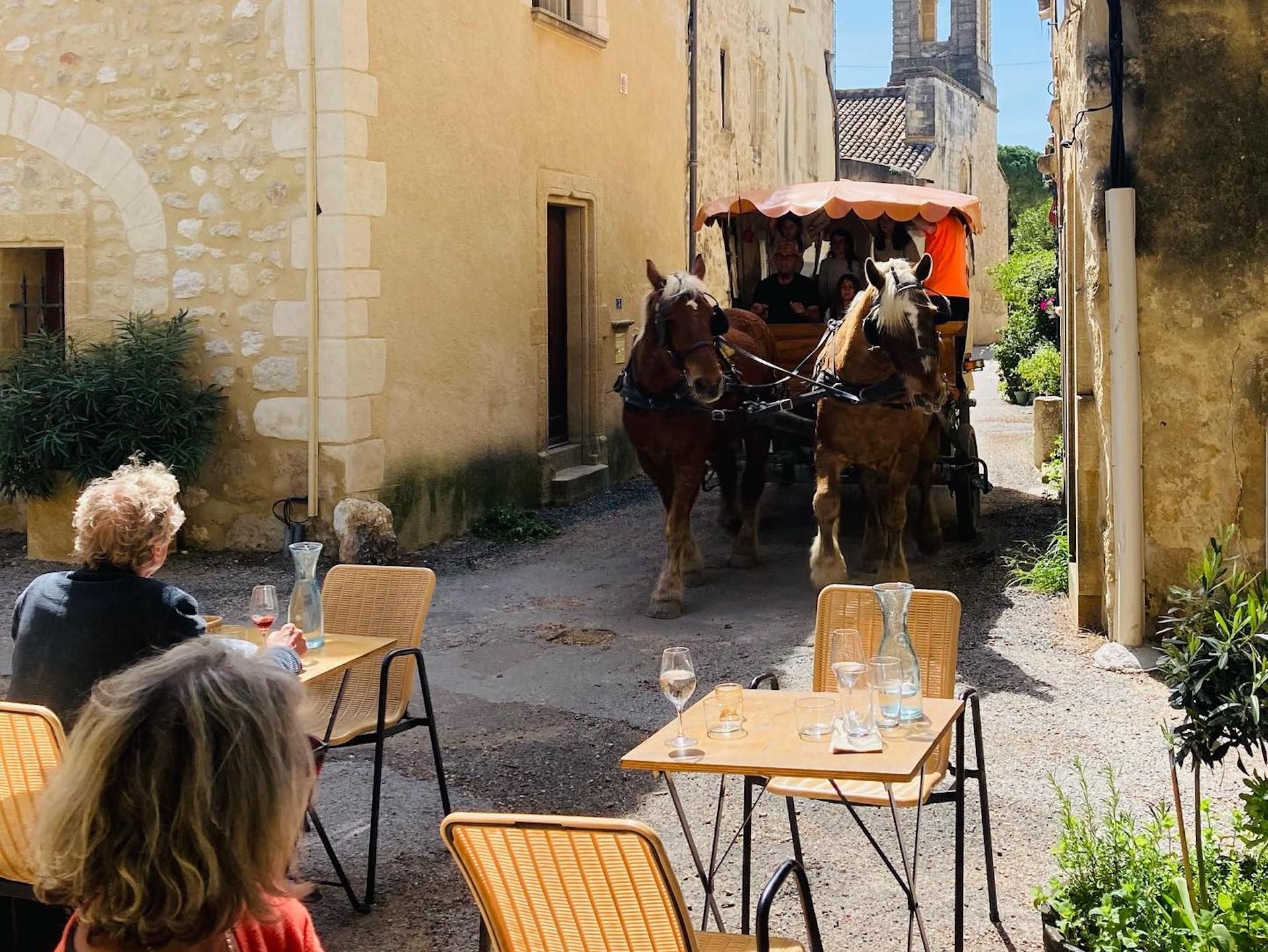 La terrasse du Flores (Saint-Hilaire-d'Ozilhan)