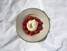 Fraises au limoncello et crème fouettée au sureau
