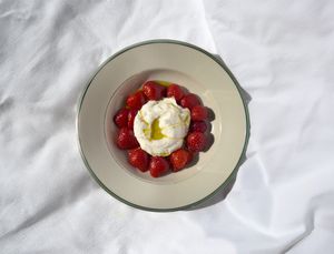 Fraises au limoncello et crème fouettée au sureau