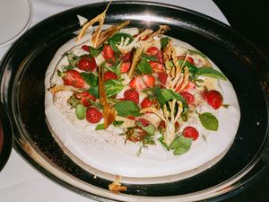 Pavlova aux fraises et fenouil vegan