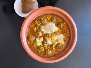 Tagine de kefta aux tomates et œufs